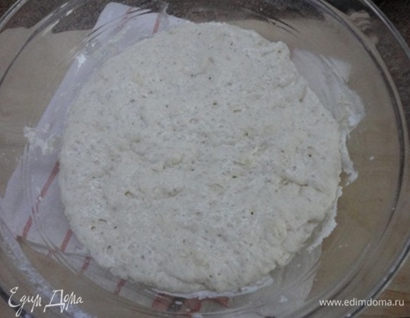 Для опары в воде растворяем дрожжи с сахаром, добавляем муку, перемешиваем, накрываем крышкой или пленкой и оставляем. Опара должна не только подняться, но и начинать опадать.