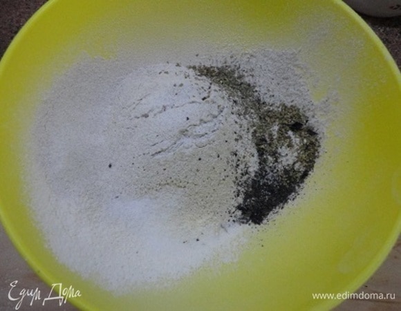 Просеять оба вида муки и смешать их с сухими дрожжами, солью и пряными травами.