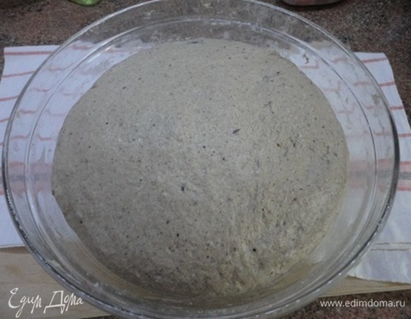 У меня оно увеличилось почти в 3 раза. Тесто обмять, сформировать булку, обвалять ее в ржаных отрубях (по желанию) и поместить в форму для выпекания. Оставить для подъема.