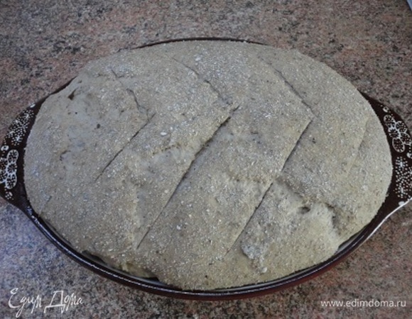 На подошедшей булке можно сделать надрезы (по желанию). Выпекать 40–45 минут при 200–220°C.