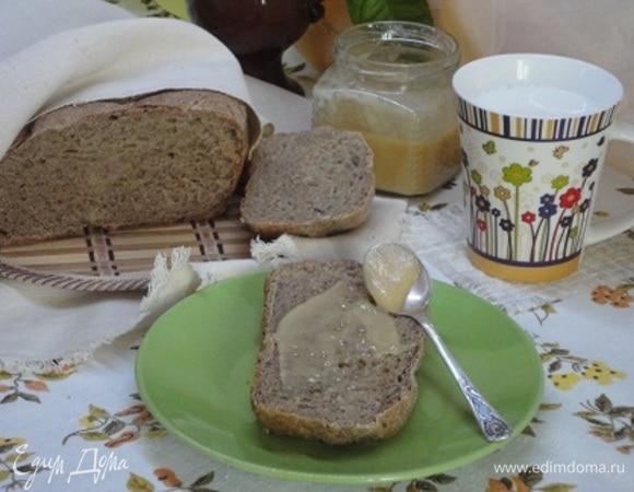 Готовый хлеб охладить на решетке, накрыв полотенцем. Хлеб хорош не только к супу, но и на завтрак: с медом, маслом и т. п., с чаем или молоком.