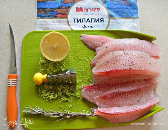 Цедру лайма натрите на мелкой терке. Филе тилапии нарежьте на кусочки, слегка подсолите, приправьте специями, замаринуйте соком лимона и натертой цедрой лайма.