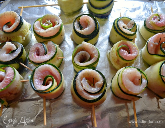 Противень застелите фольгой, смажьте оливковым маслом и уложите подготовленные на шпажках завитки. Сверху сбрызните оливковым маслом. Поставьте в разогретую до 180°C духовку на 30–35 минут. Проверяйте готовность. Время приготовления зависит от толщины филе рыбы. При желании такие завитки на шпажках можно приготовить и на гриле (по 5–7 минут с каждой стороны).