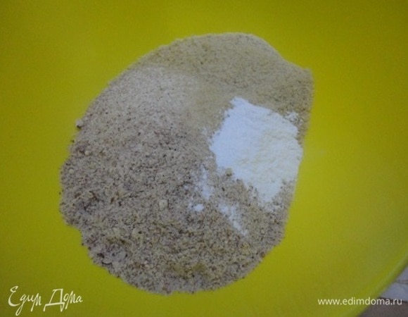 Разогреваем духовку до 180°C. Дно разъемной формы диаметром 24 см выстилаем пекарской бумагой, а бока смазываем маслом. Смешайте семолину (манная крупа с клетчаткой) с сухарями, миндалем, цедрой апельсина и разрыхлителем.