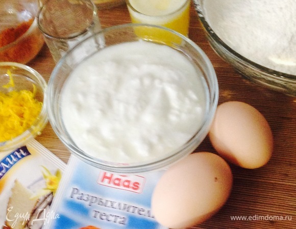 Подготовим продукты. Масло необходимо растопить. У меня яйца не очень крупные, поэтому я взяла 3 штуки. Муку просеять с солью, разрыхлителем Haas, содой, кукурузным крахмалом и ванилином бренда Haas.