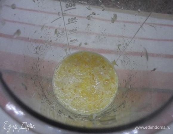 Апельсин очистите, мякоть освободите от пленочек и слегка измельчите блендером.