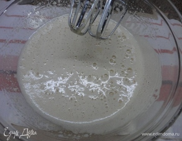 Взбейте яйца с сахаром в пышную массу. Влейте растительное масло. Добавьте пюрированный апельсин. Перемешайте.