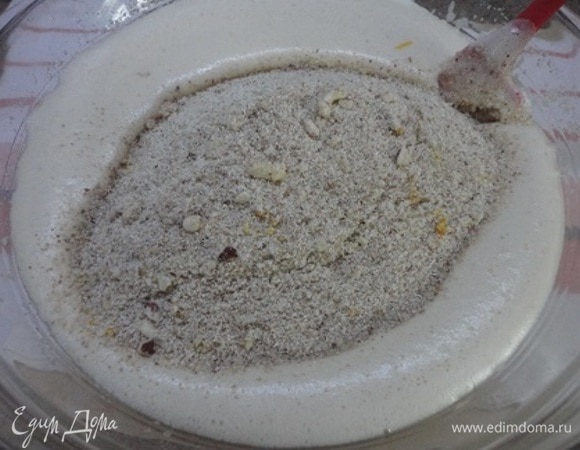 К этой жидкой массе добавьте смесь сухих ингредиентов, перемешайте. Получается довольно жидкое тесто. Вылейте его в подготовленную форму и выпекайте 40–45 минут.