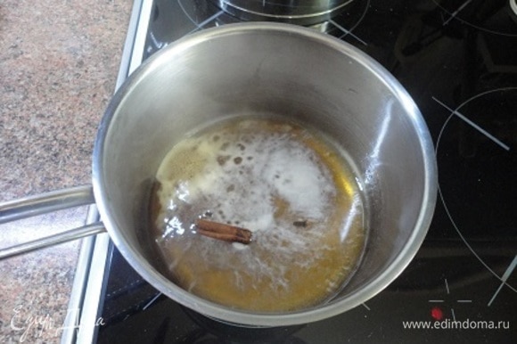 Пока пирог печется, приготовьте сироп. В кастрюльке смешайте мед (3 ст. л.), сок половины апельсина, воду и специи. Доведите до кипения и оставьте остывать.