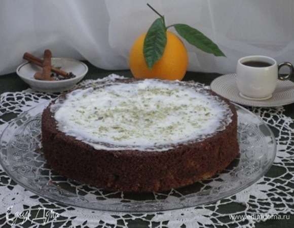 Готовый кекс оставьте в форме минут на 15, затем проткните его несколько раз тонкой деревянной шпажкой и полейте сиропом, предварительно удалив гвоздику и палочку корицы. Теперь можно убрать бортики и дать кексу окончательно остыть. Готовый пирог смажьте сверху йогуртом и посыпьте измельченными орехами.