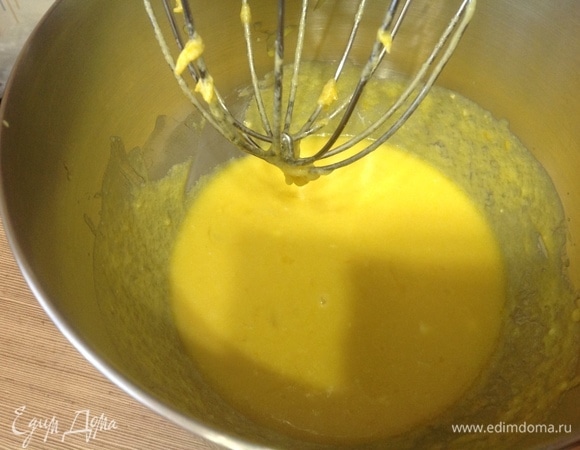 В полученную смесь ввести муку с сухими ингредиентами. Опять все перемешать до однородности.