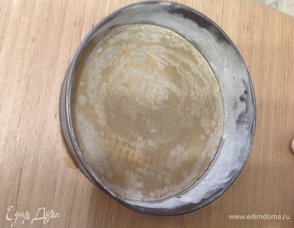 Подготовим форму размером 20–23 см, смажем ее маслом и слегка присыпем мукой.
