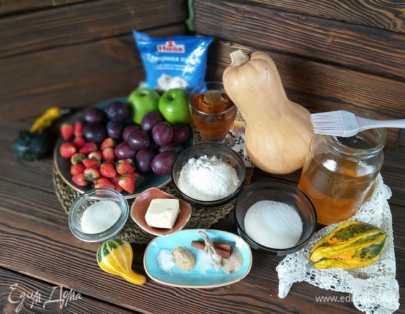 Тыкву баттернат аккуратно разрезать вдоль на две равные части, очистить от семечек и ложкой вынуть мякоть по всей длине обеих половинок. Легким слоем промазать внутренние стенки тыквы медом. Важно оставить по всему периметру каждой из половинок равномерную стенку толщиной около 0,5 см.