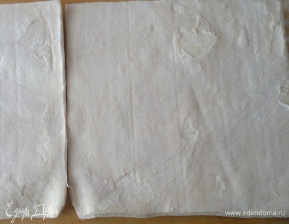 Слоеное дрожжевое тесто разморозить при комнатной температуре. У меня стандартная упаковка, в которой 500 г (2 пласта).