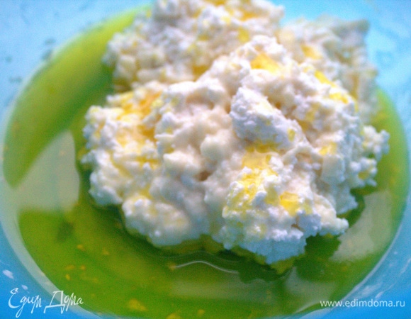 В творог влить растительное масло.