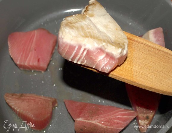 Разогреваем в сковороде 1 ст. л. оливкового масла. На сильном огне жарим филе тунца до румяной корочки с двух сторон. Главное, чтобы тунец в середине остался розовым. Перекладываем рыбу на тарелку.