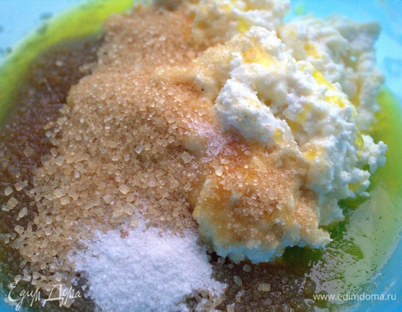 Всыпать сахар, соль, ванилин.