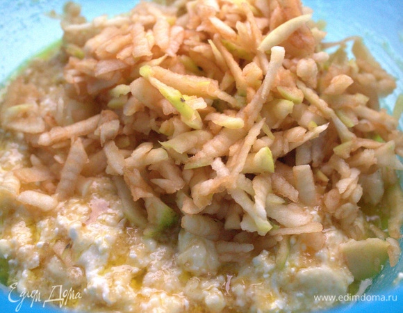 Натереть яблоко.