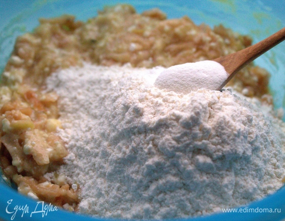 Добавить муку с разрыхлителем. 