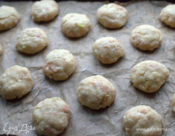 Скатать шарики размером с абрикос и разместить их на бумаге для выпечки.