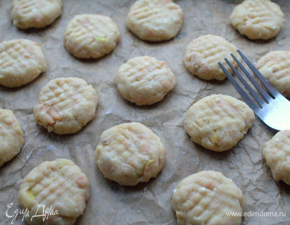 Придавить каждый шарик вилкой.