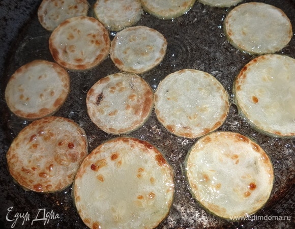 В сковороде разогреть растительное масло и обжарить на нем кабачки с двух сторон до румяности.