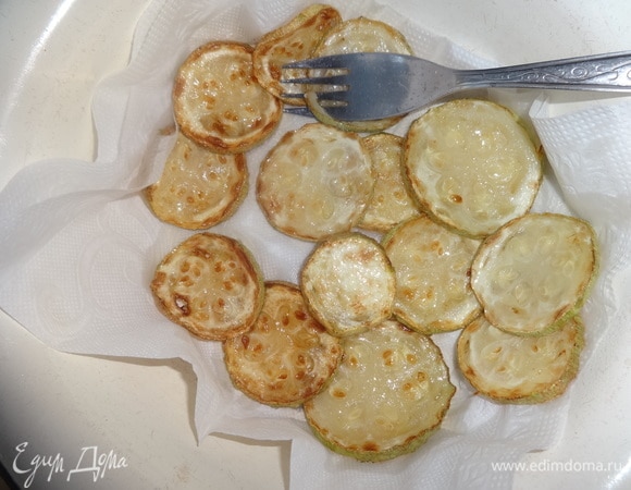 Кружки кабачков выложить на бумажное полотенце, чтобы впитались излишки масла.