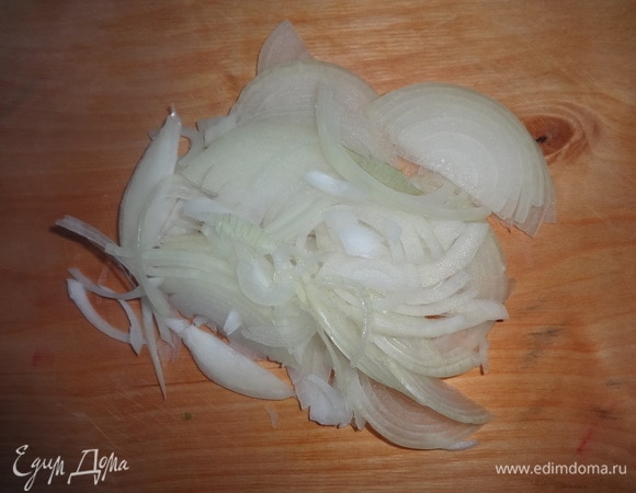 Лук почистить, нарезать тонкой соломкой.