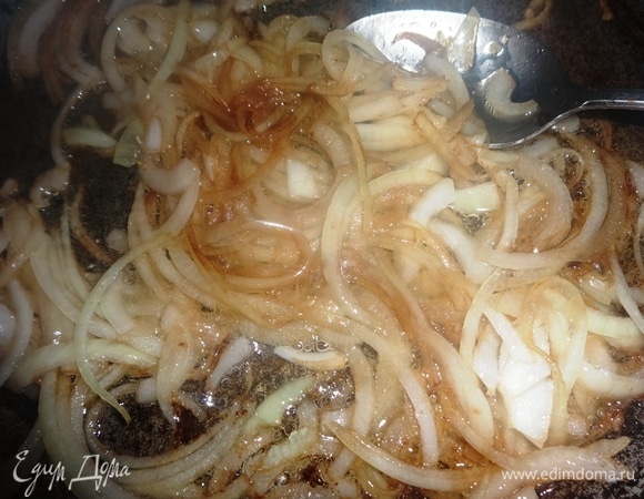 Выложить лук в масло, где жарились кабачки, и обжарить до мягкости и карамелизации. Остывший лук откинуть на сито для стекания масла.
