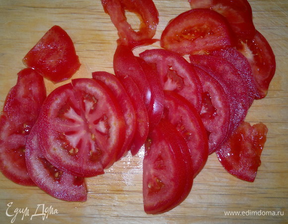 Помидоры вымыть, обсушить, нарезать полукружками.
