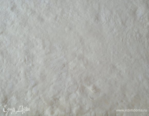 На подпыленном мукой столе раскатать пласты теста по размеру половины формы с бортиками, и еще дополнительно необходимо учесть 2–3 см. Лучше всего подойдет прямоугольная форма, размер моей — 30 х 23 см.