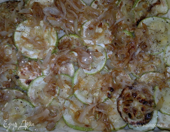 На картофель выложить кабачки и обжаренный лук, немного посолить и поперчить.