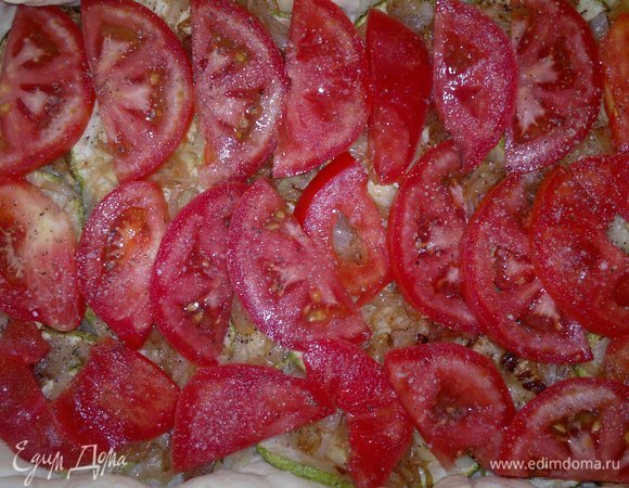 На лук выложить помидоры.