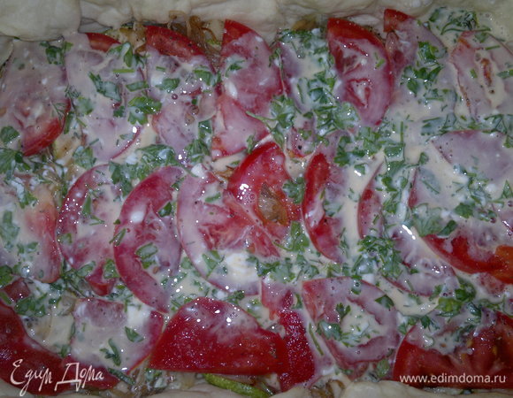 Приготовленную заливку вылить в форму.