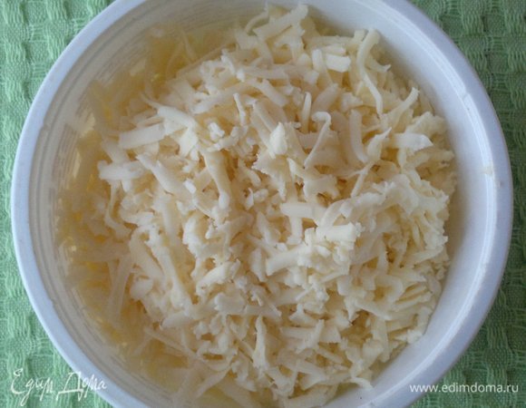 Сыр натереть на терке.