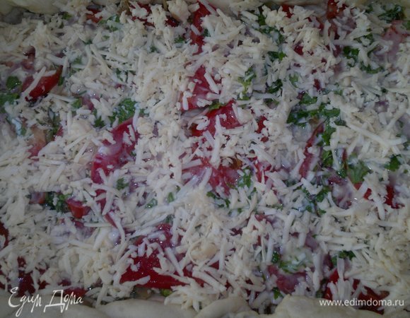 Посыпать сыром поверхность пирога.