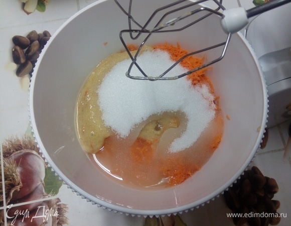 В чаше миксера (или большой чаше для взбивания) соединяем сахар, масло и морковь. Отдельно смешиваем перемолотые семена льна с водой. Когда смесь загустеет, добавляем в чашу миксера к остальным ингредиентам. Смешиваем на низкой скорости миксера до однородности.