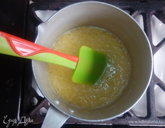 Добавляем в сотейник к соку апельсина лимонный сок и сахар и, периодически помешивая, доводим до кипения. Добавляем в сотейник крахмал, замоченный в апельсиновом соке, и варим на среднем огне до загустения. После снимаем с огня, остужаем, перекладываем в кондитерский мешок и убираем в холодильник.