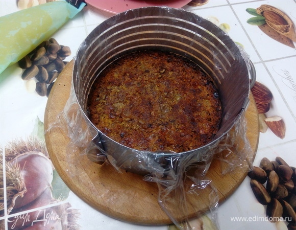 Для удобства сборки торта можно пользоваться кондитерским кольцом подходящего диаметра, которое нужно проложить бордюрной лентой или пищевой пленкой, как у меня.