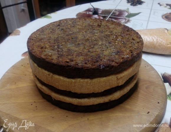 Снимаем кольцо, освобождаем торт от пищевой пленки (бордюрной ленты). Наносим на бока и на верх торта оставшийся крем, разравниваем лопаткой. Декорируем готовый торт.