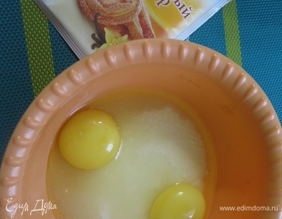 Массу из яиц, сахара и ванильного сахара Haas взбить венчиком до растворения сахара.