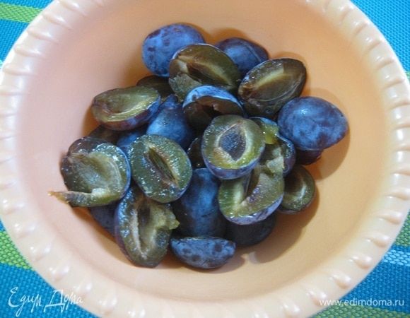 Сливы помыть, разрезать пополам и удалить косточки (это нужно сделать заранее). Количество слив зависит от размера вашей формы.