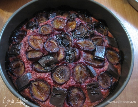 Готовый кекс оставить в духовке минут на 15, затем достать, остудить до теплого состояния, и можно уже подавать на стол.