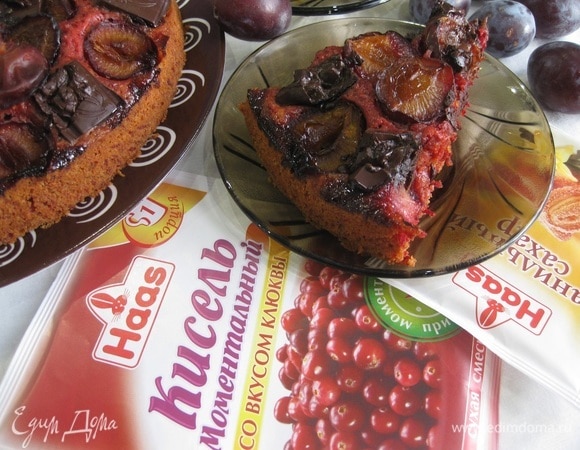 Кекс очень вкусен в теплом виде. Сладость свеклы, кислинка сливы и мягкий шоколад — что может быть лучше?