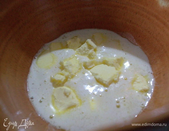 Растопить масло или маргарин.