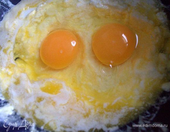 Добавить яйца и взбить.