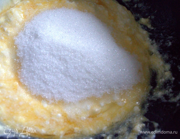 Всыпать сахар и ваниль.