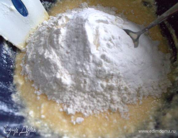 Всыпать муку с разрыхлителем. У автора мука подсыпается партиями около двух стаканов.