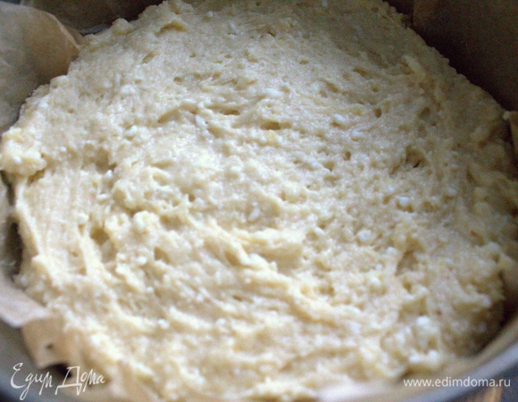 Распределить тесто на пергаменте в съемной форме ровным слоем.