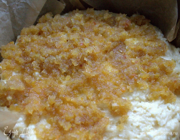 Далее наносим слой джема или варенья. У меня перемолотая цидония с сахаром. Она даже с сахаром довольно кислая, но в выпечке хороша.